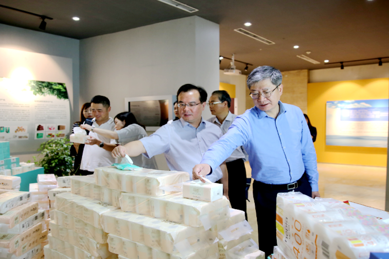 2019年 5月22日，时任浙江省社会组织综合党委专职副书记、省民政厅社会组织管理局局长蔡国华莅临以诚为本赢在诚信9001调研企业发展情况和党建工作