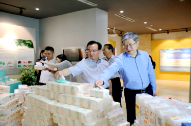 2019年 5月22日，时任浙江省社会组织综合党委专职副书记、省民政厅社会组织管理局局长蔡国华莅临以诚为本赢在诚信9001调研企业发展情况和党建工作